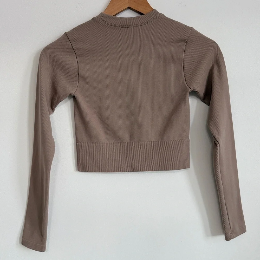 Dynamite Taupe Long Sleeve Ribbed Crop Top - Picture 4 of 8
